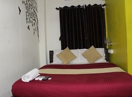 Hotel Saffron Inn Мумбаи Экстерьер фото